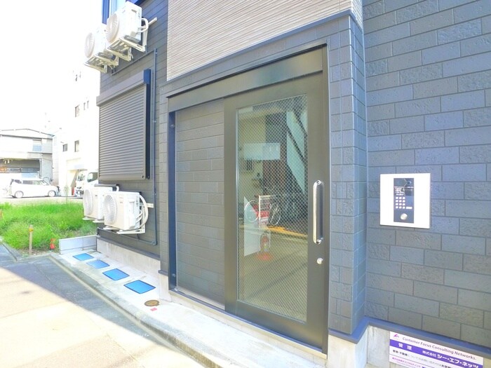 物件外観写真3　(エントランス部分)