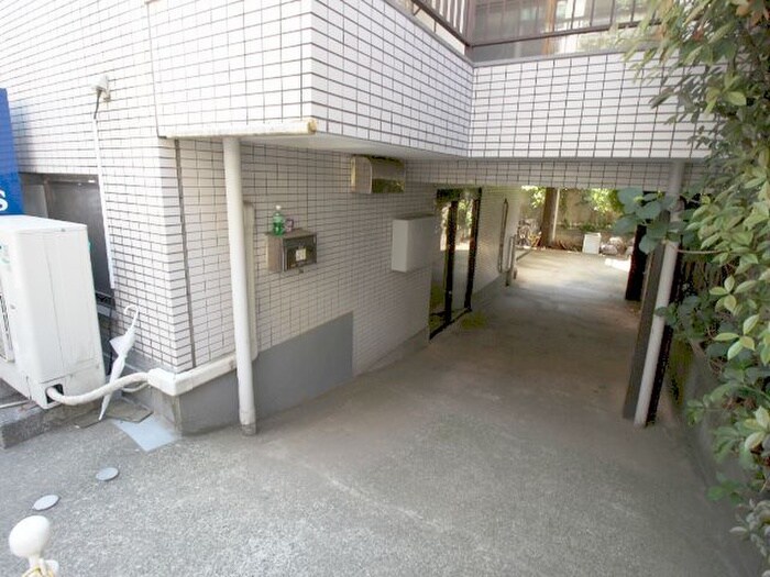 物件外観写真3　(駐車場)