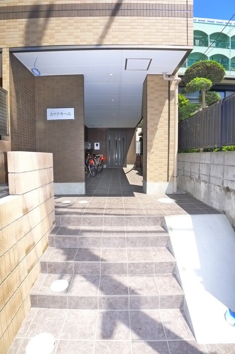 物件外観写真3　(エントランス部分)