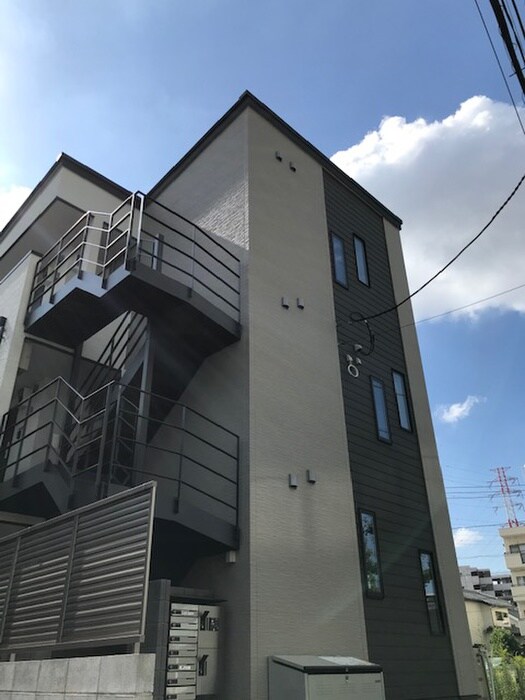 物件外観写真2　(エントランス部分)