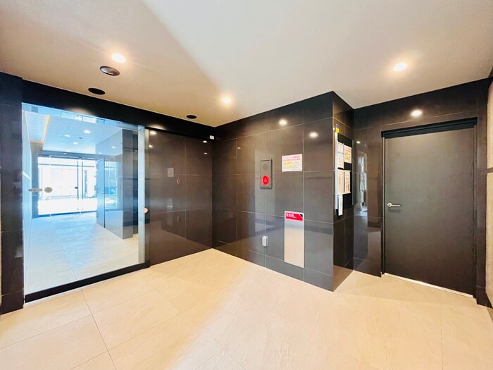 物件外観写真3　(エントランス部分)