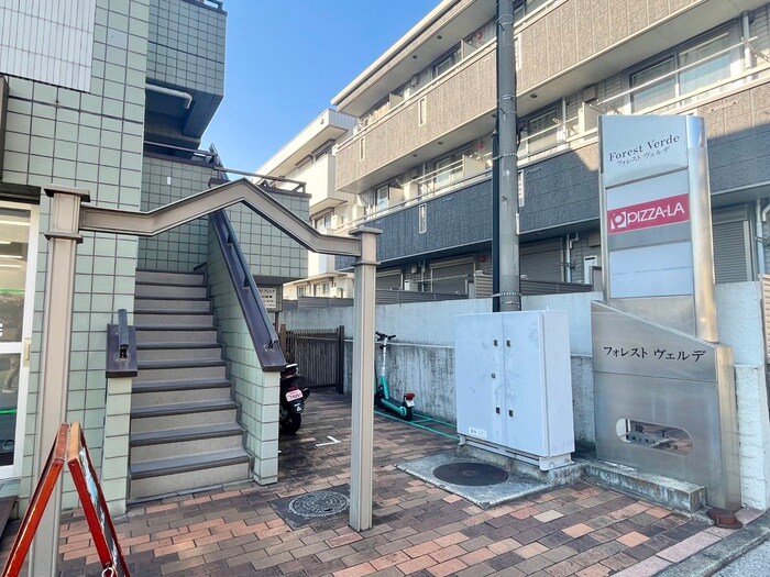 物件外観写真2　(エントランス部分)