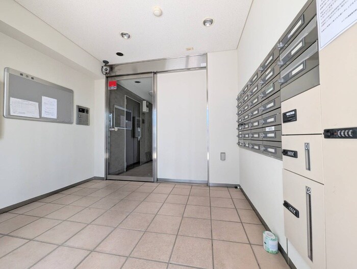 物件外観写真3　(エントランス部分)