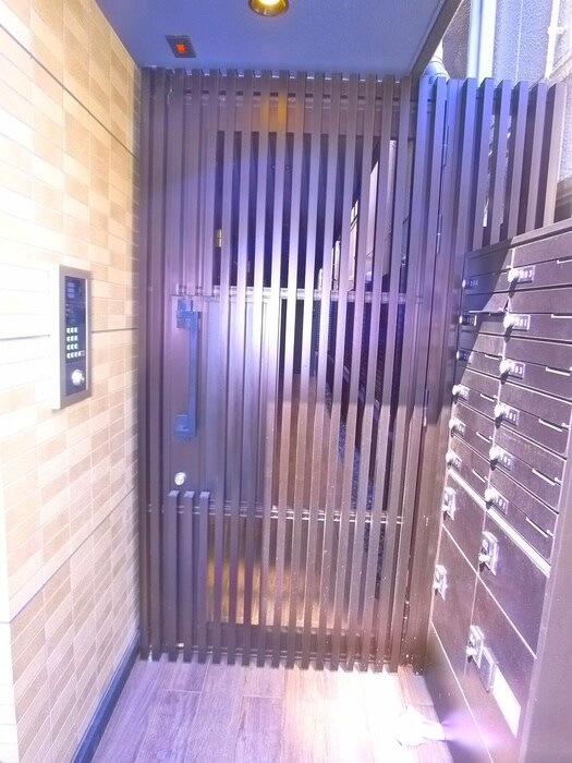 物件外観写真3　(エントランス部分)