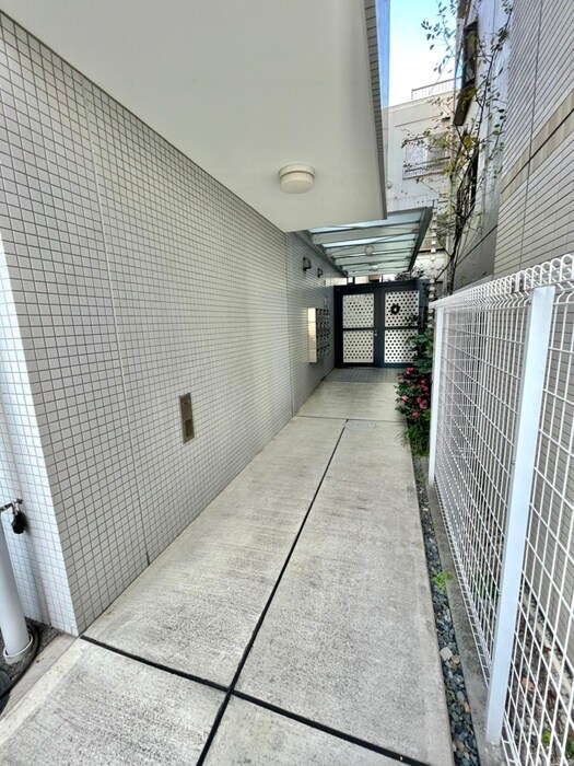 物件外観写真4　(エントランス部分)