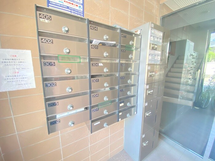 物件外観写真5　(エントランス部分)