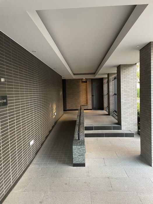 物件外観写真5　(エントランス部分)