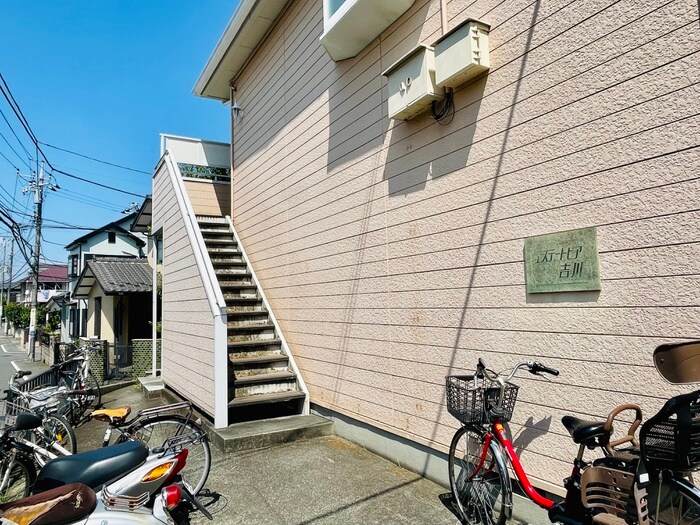 物件外観写真2　(エントランス部分)