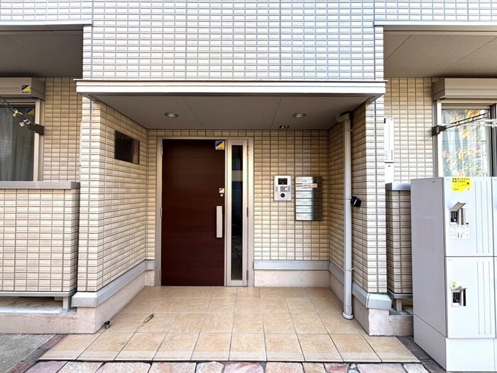 物件外観写真2　(エントランス部分)