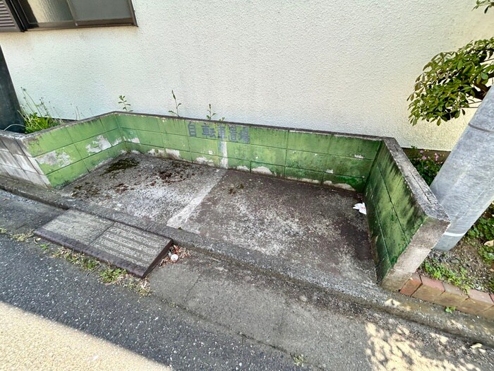 物件外観写真4　(駐輪場)