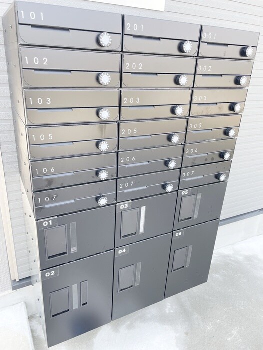 物件外観写真3　(エントランス部分)