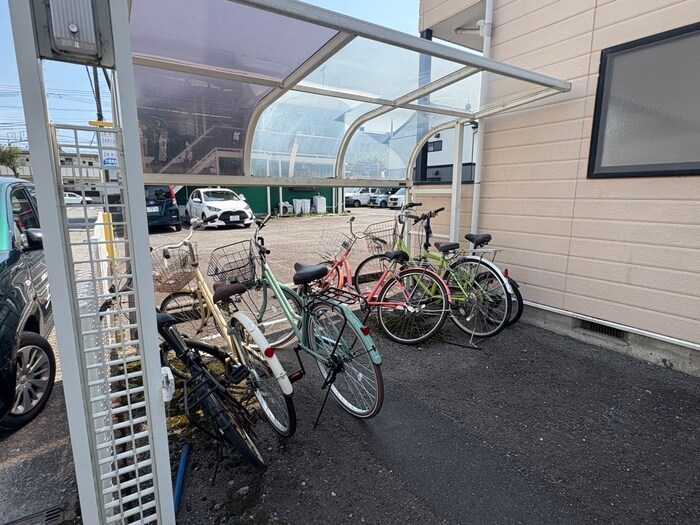 物件外観写真4　(駐輪場)
