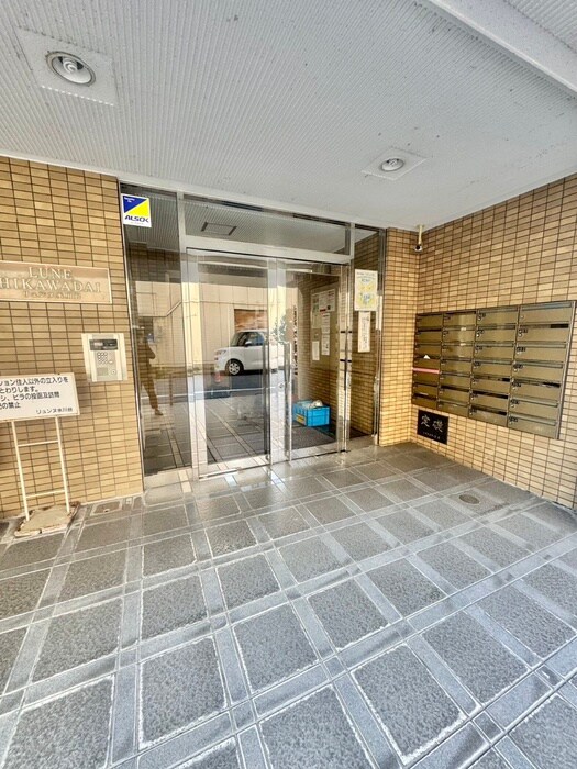 物件外観写真3　(エントランス部分)