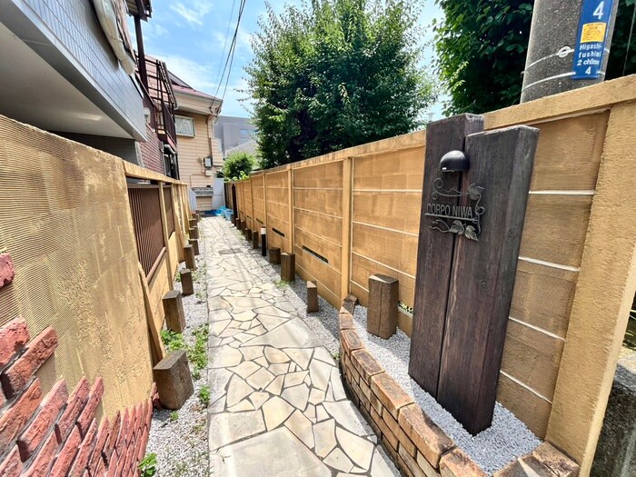 物件外観写真3　(エントランス部分)