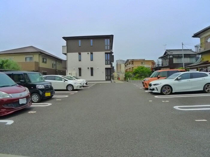 物件外観写真4　(駐車場)