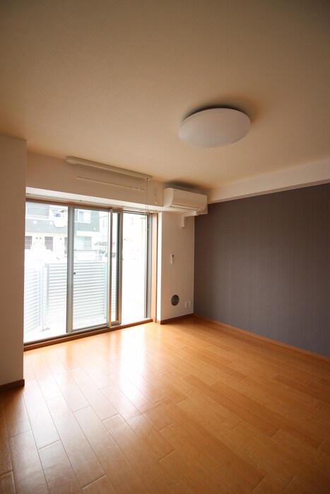 物件内観写真8　(室内からの展望)