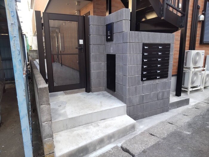 物件外観写真3　(エントランス部分)