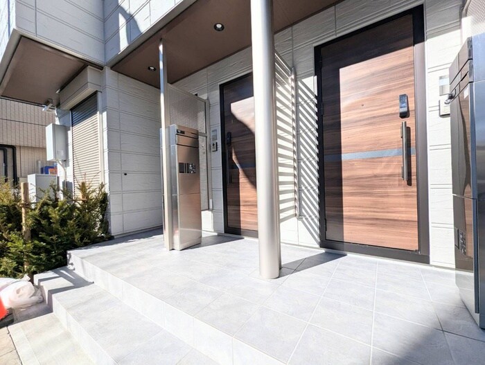 物件外観写真3　(エントランス部分)