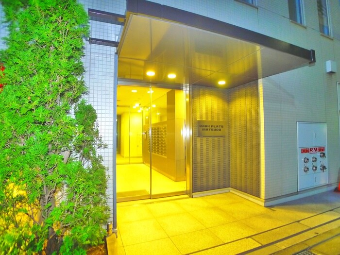 物件外観写真2　(エントランス部分)