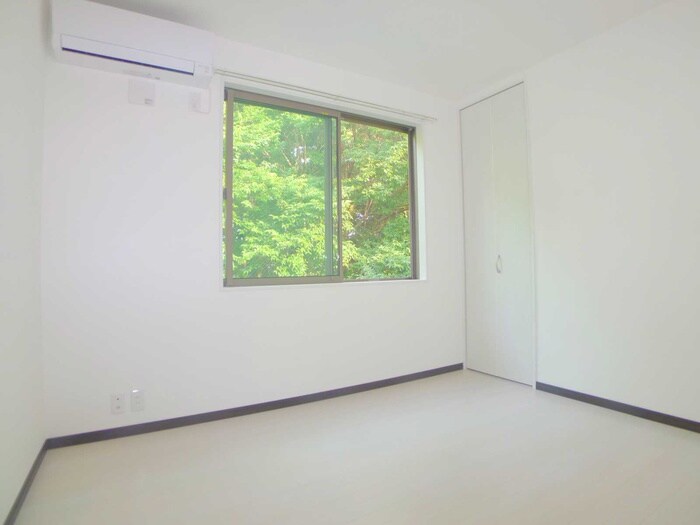 物件内観写真7　(室内からの展望)