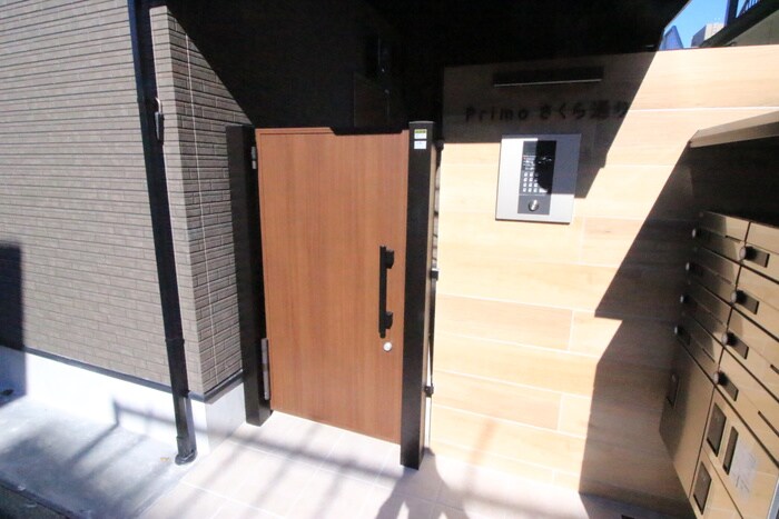 物件外観写真3　(エントランス部分)