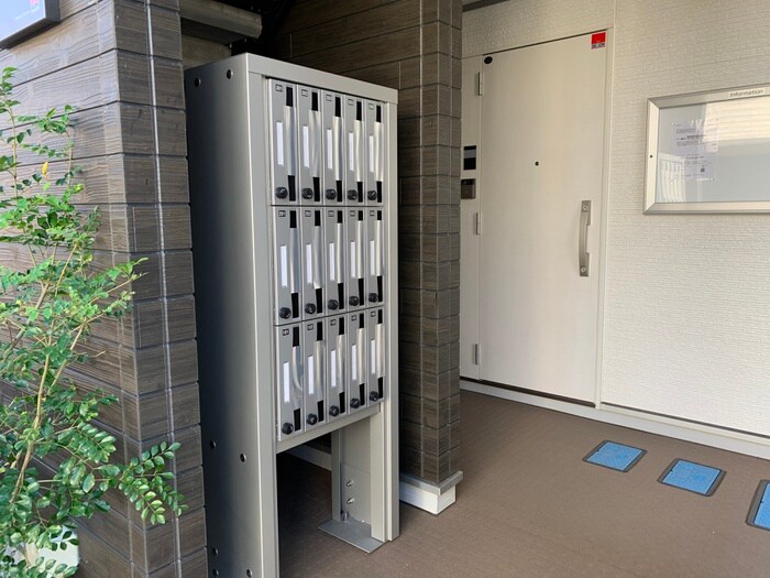 物件外観写真3　(エントランス部分)