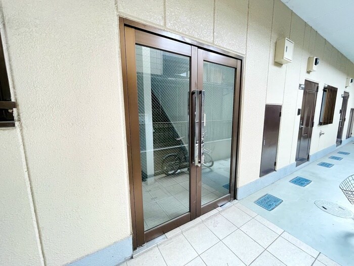 物件外観写真2　(エントランス部分)