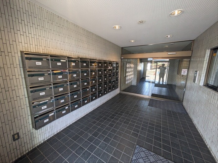 物件外観写真2　(エントランス部分)