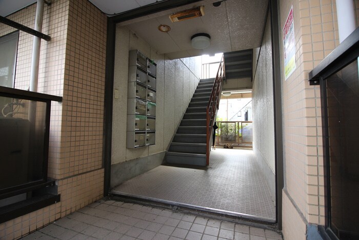 物件外観写真2　(エントランス部分)