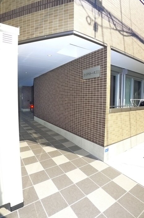 物件外観写真2　(エントランス部分)