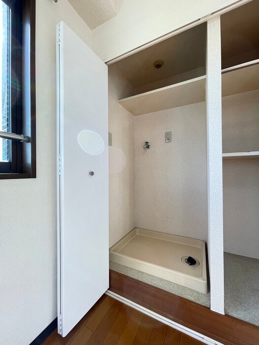 物件内観写真12　(洗濯機置場)