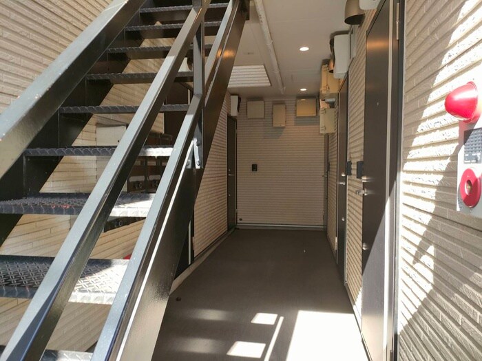 物件外観写真2　(エントランス部分)