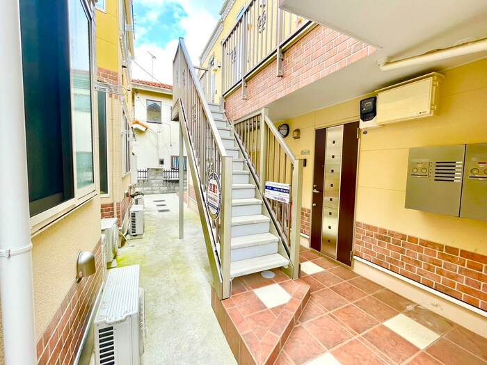 物件外観写真2　(エントランス部分)