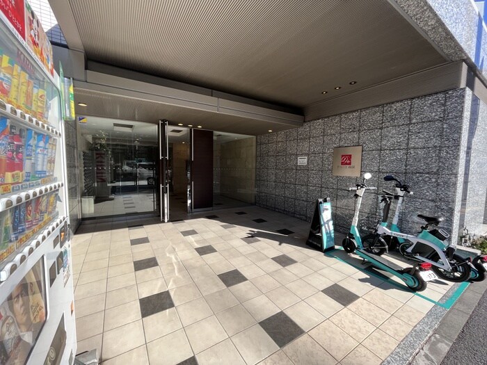 物件外観写真2　(エントランス部分)