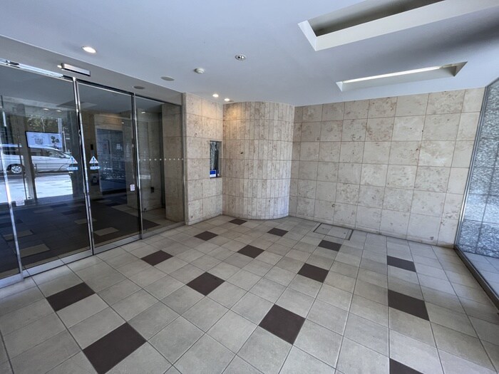 物件外観写真4　(エントランス部分)