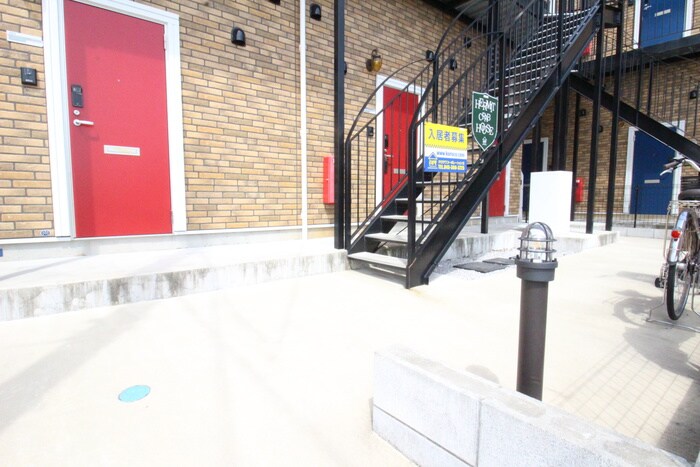 物件外観写真2　(エントランス部分)