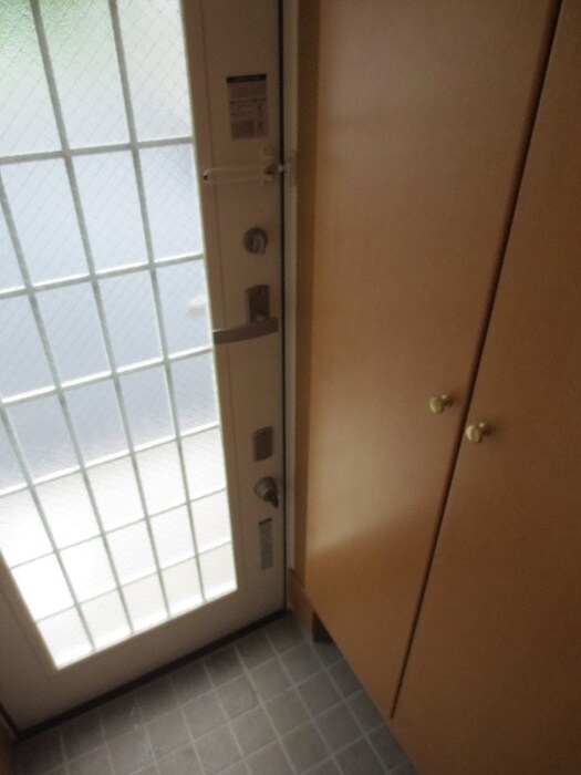 物件内観写真4　(玄関)