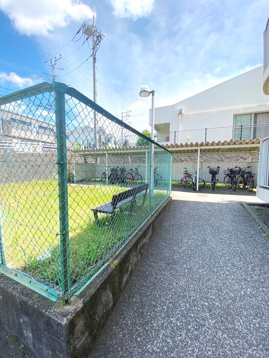 物件外観写真5　(駐輪場)