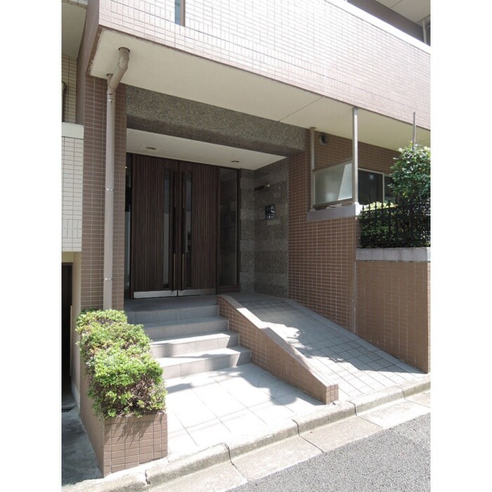 物件外観写真2　(エントランス部分)