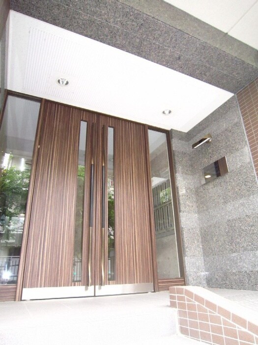 物件外観写真5　(エントランス部分)