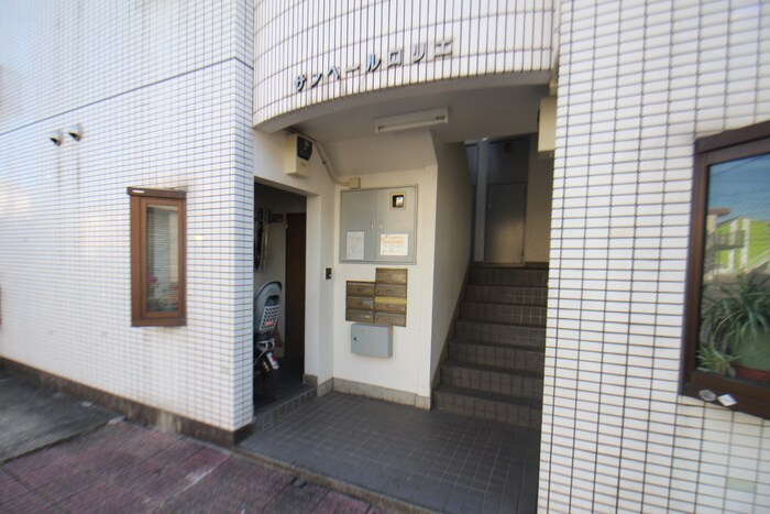 物件外観写真3　(エントランス部分)