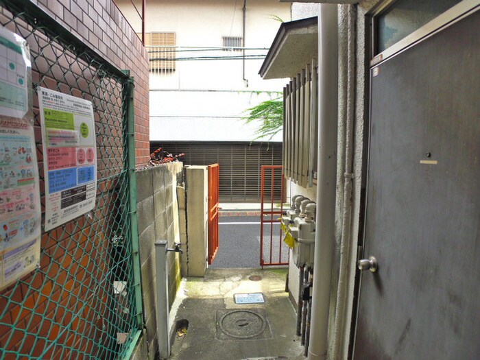 物件外観写真5　(エントランス部分)