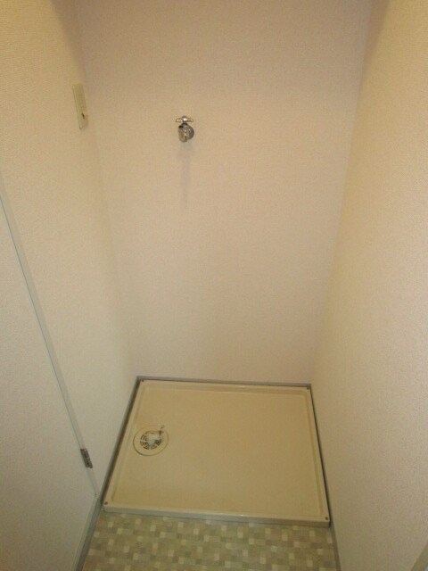 物件内観写真6　(洗濯機置場)