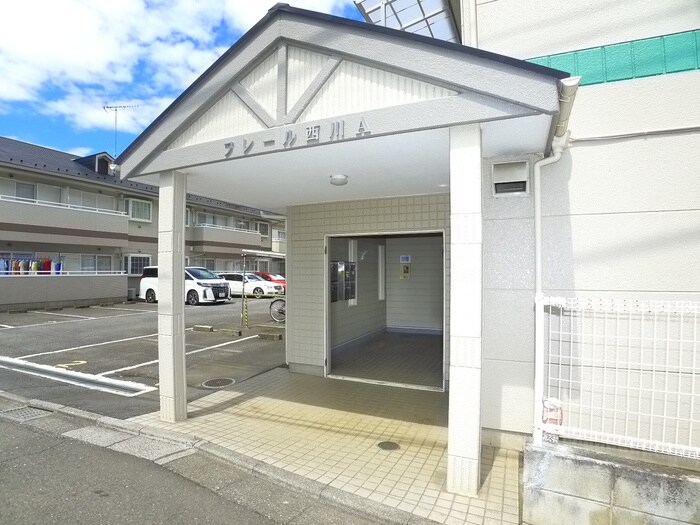 物件外観写真3　(エントランス部分)