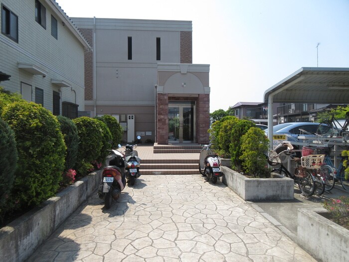 物件外観写真2　(エントランス部分)