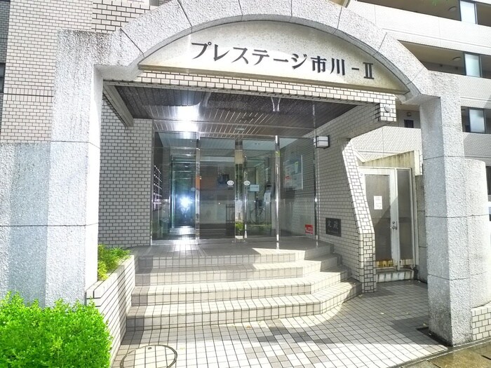 物件外観写真2　(エントランス部分)