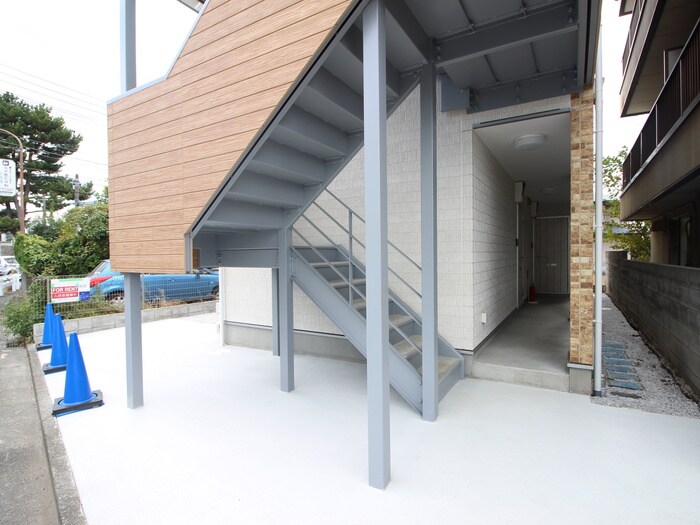 物件外観写真4　(エントランス部分)