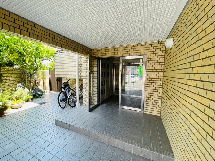 物件外観写真3　(エントランス部分)