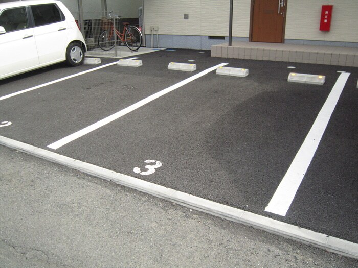 物件外観写真4　(駐車場)