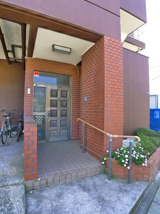 物件外観写真2　(エントランス部分)